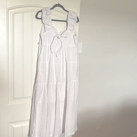 Elegant White Sleeveless Dress - Picture 2 of 6